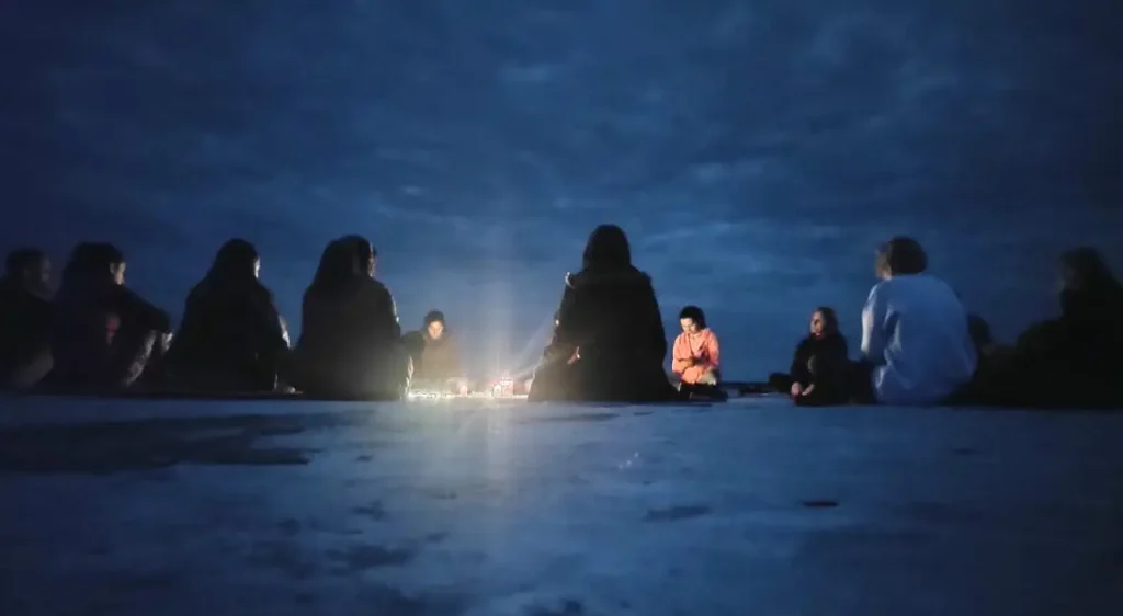 Encuentro nocturno con luna llena en las Salinas
