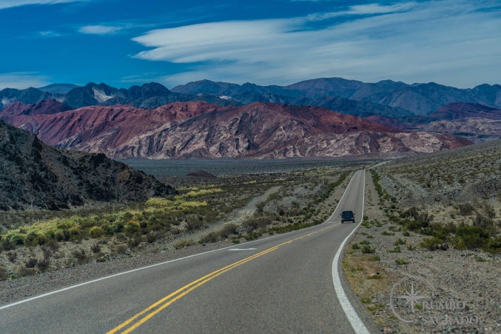 Carretera en un paisaje montañoso
