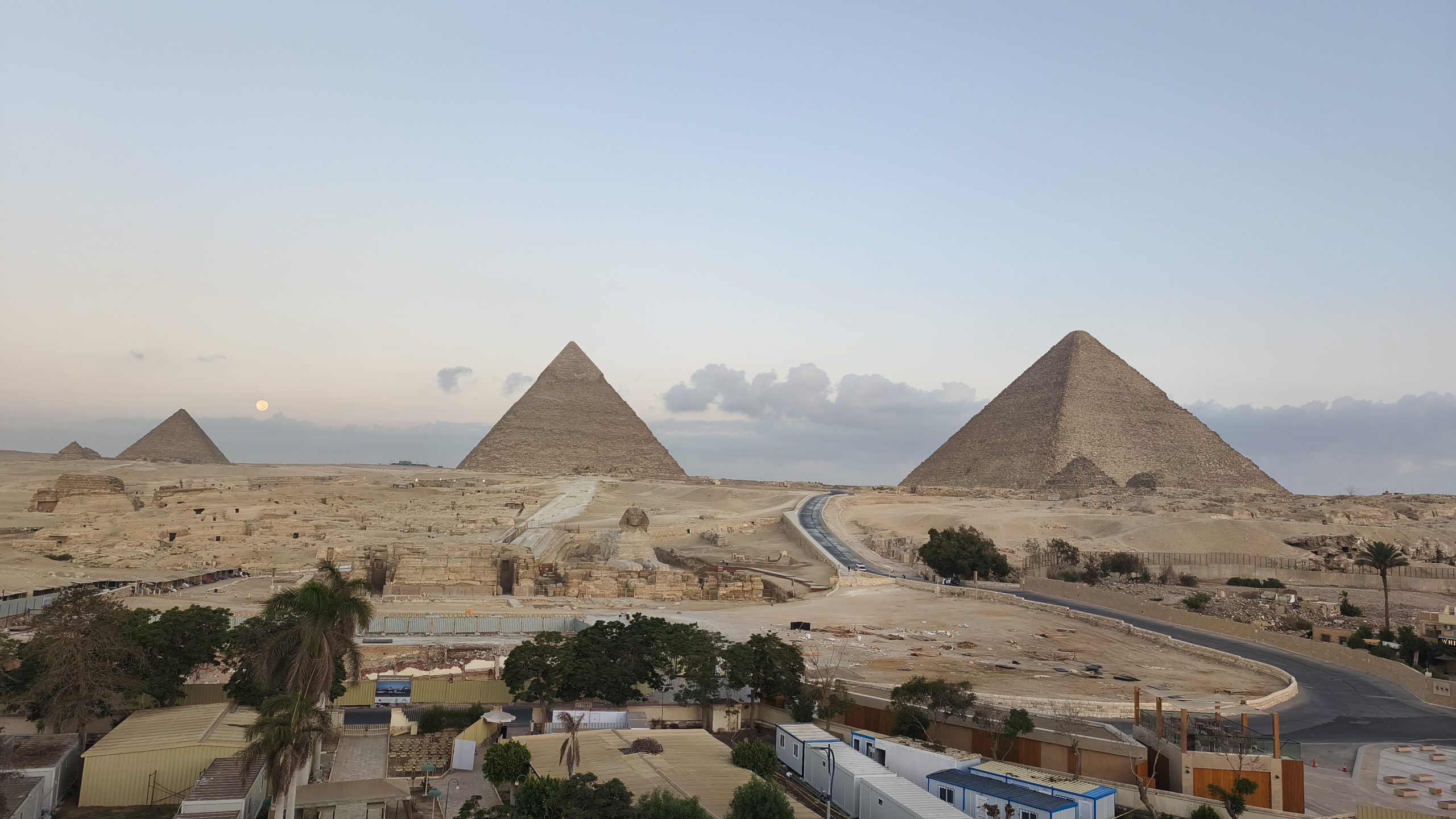 Las pirámides de Giza recortadas contra el atardecer, vistas desde la terraza del hotel