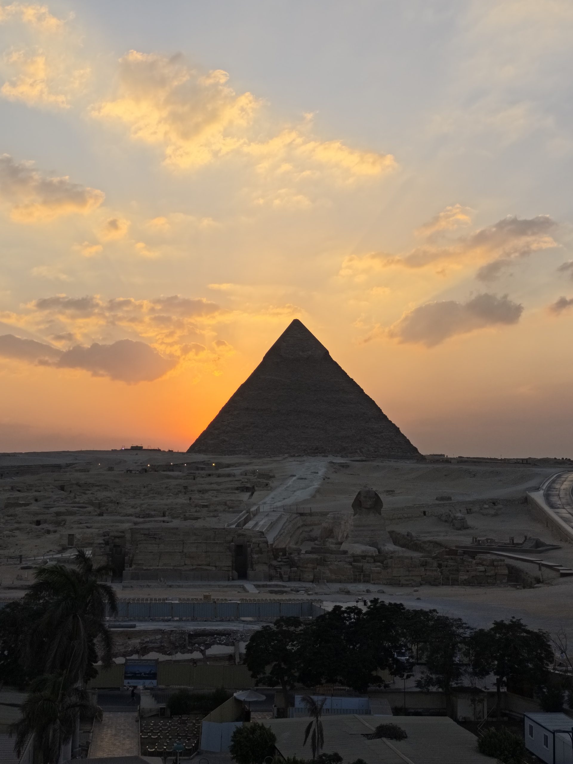Las pirámides de Giza al amanecer, con la luna todavía en el cielo