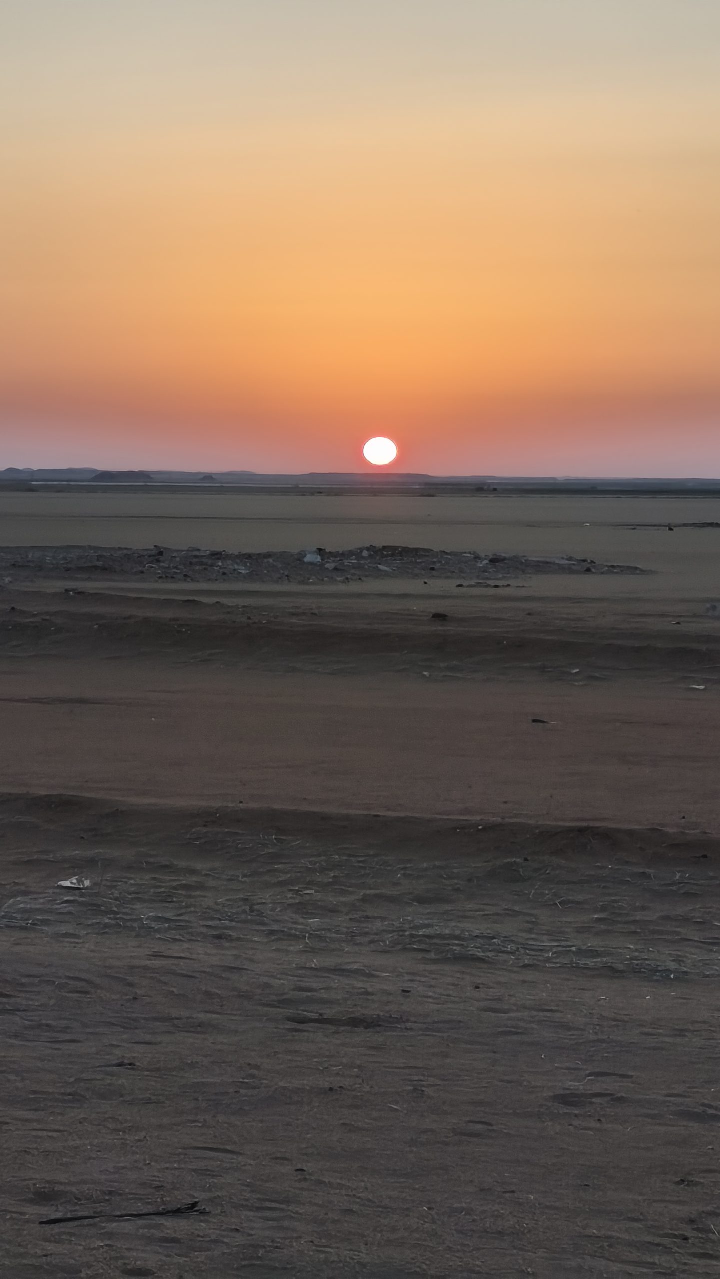 Un globo aerostático flotando sobre el Nilo al amanecer