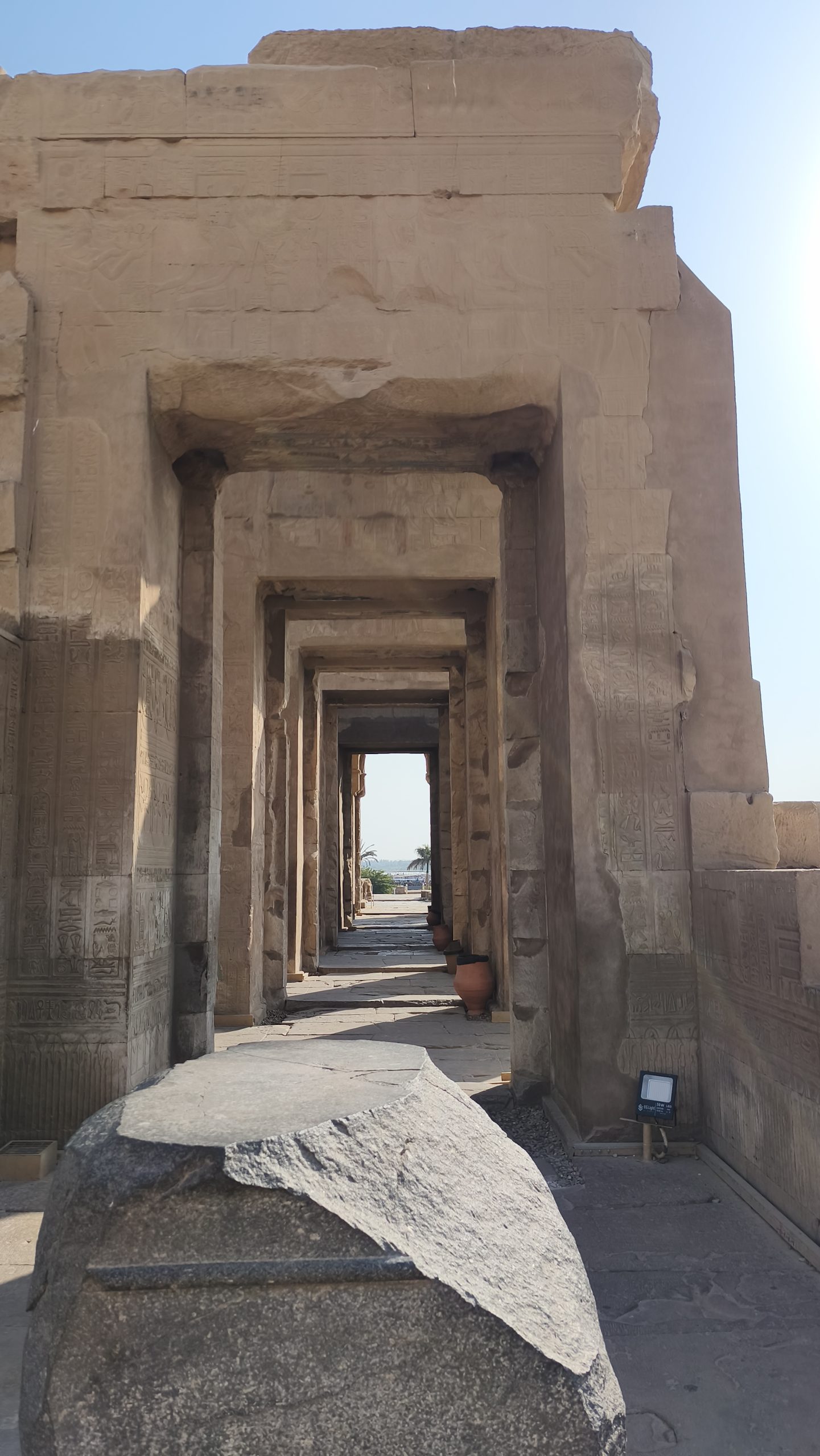 Corredor de columnas del templo de Kom Ombo