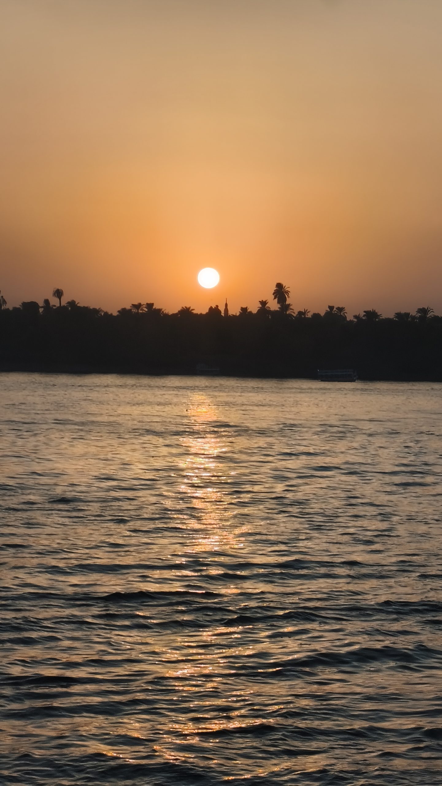 Atardecer sobre el Nilo visto desde la cubierta del barco