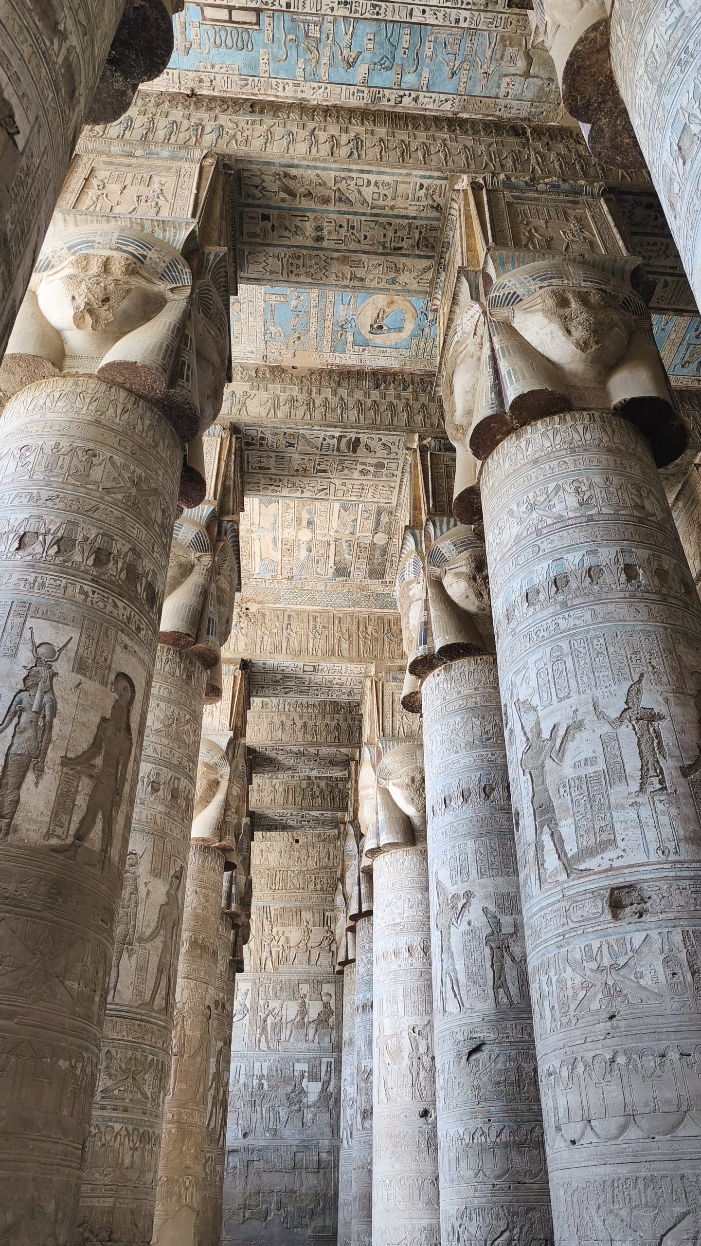 Columnas y techos pintados del templo de Dendera