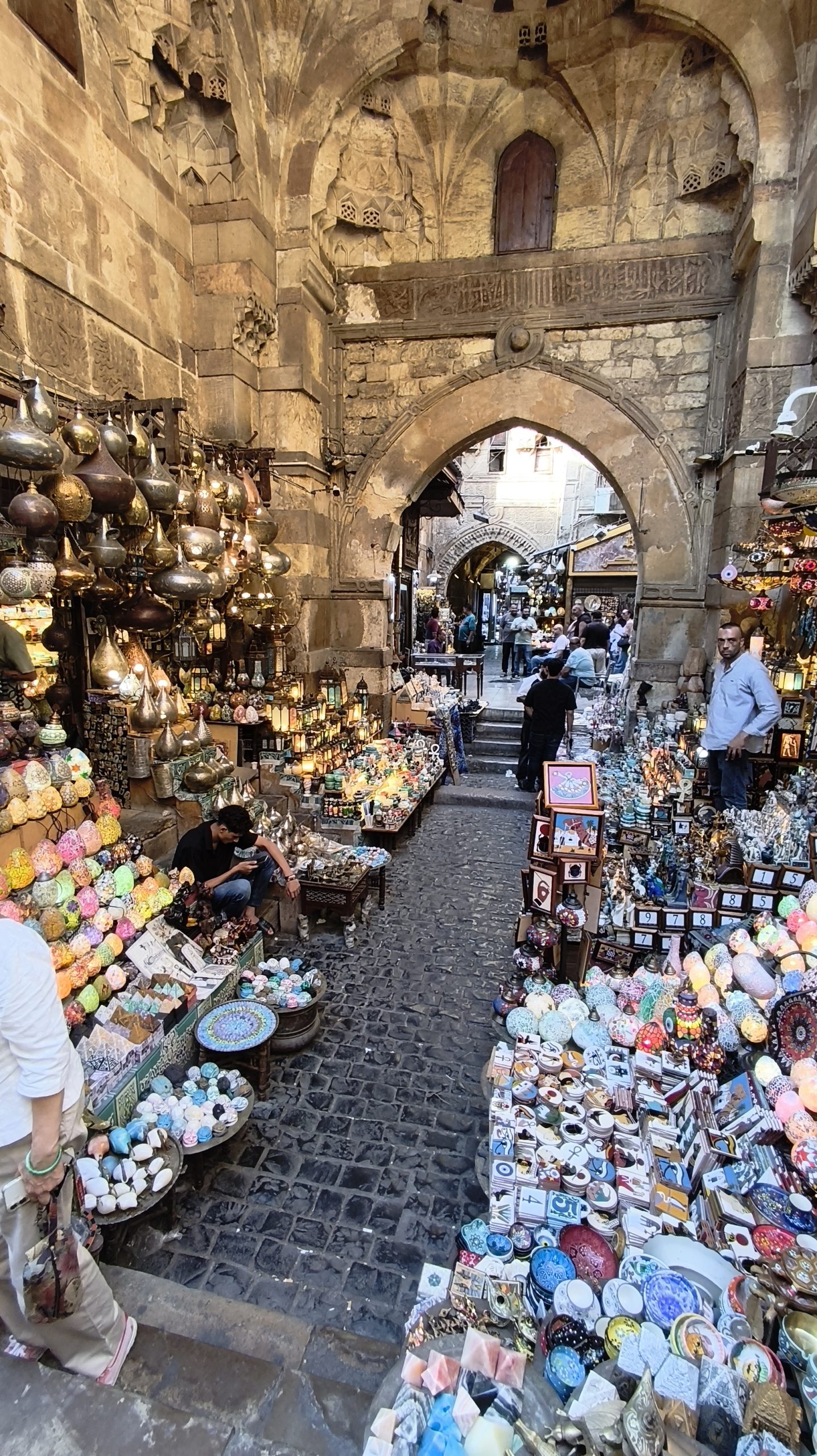 Puestos de lámparas y artesanías en el bazar Khan el Khalili